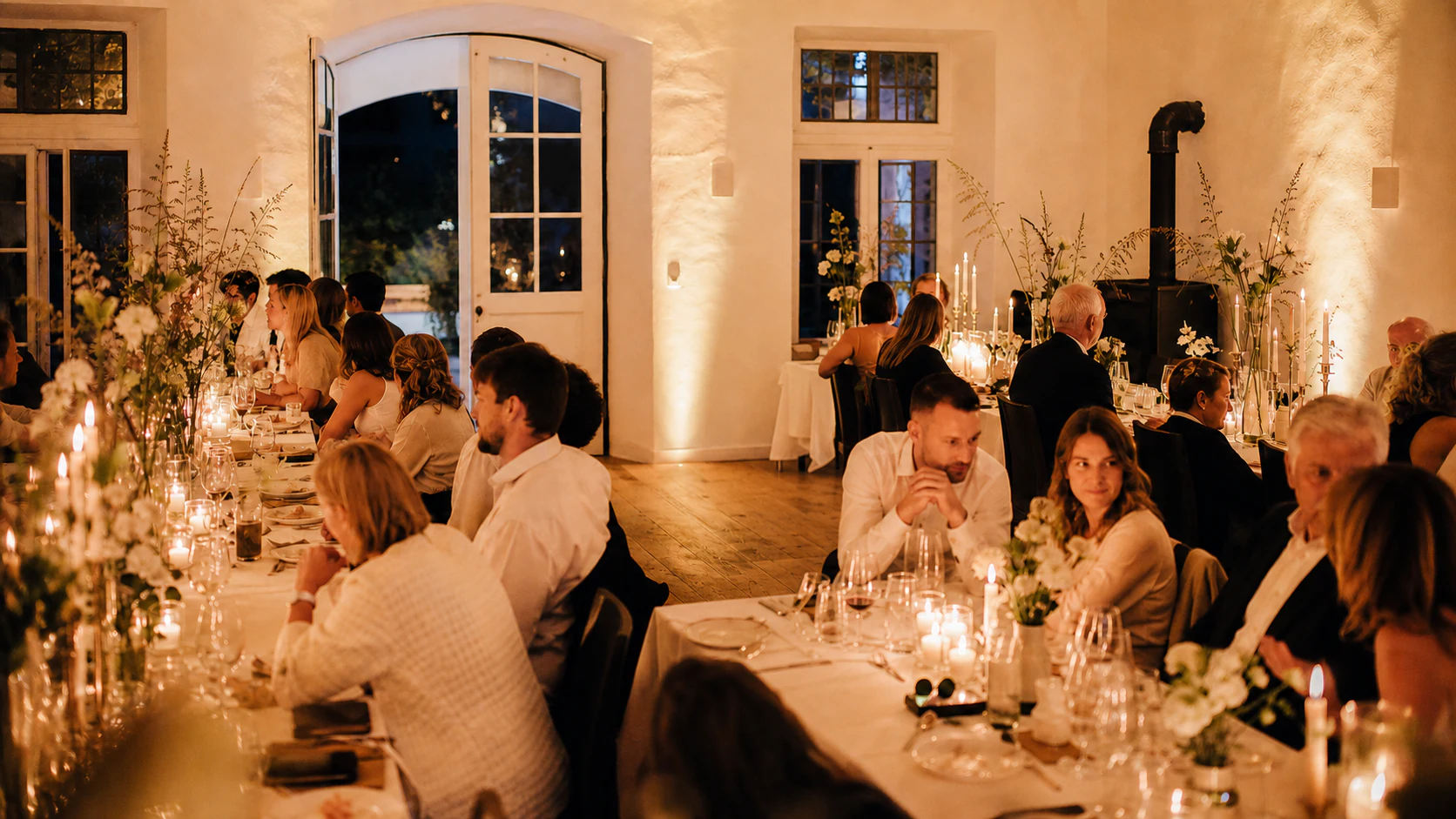 Elegantes Hochzeitsdinner bei Kerzenschein