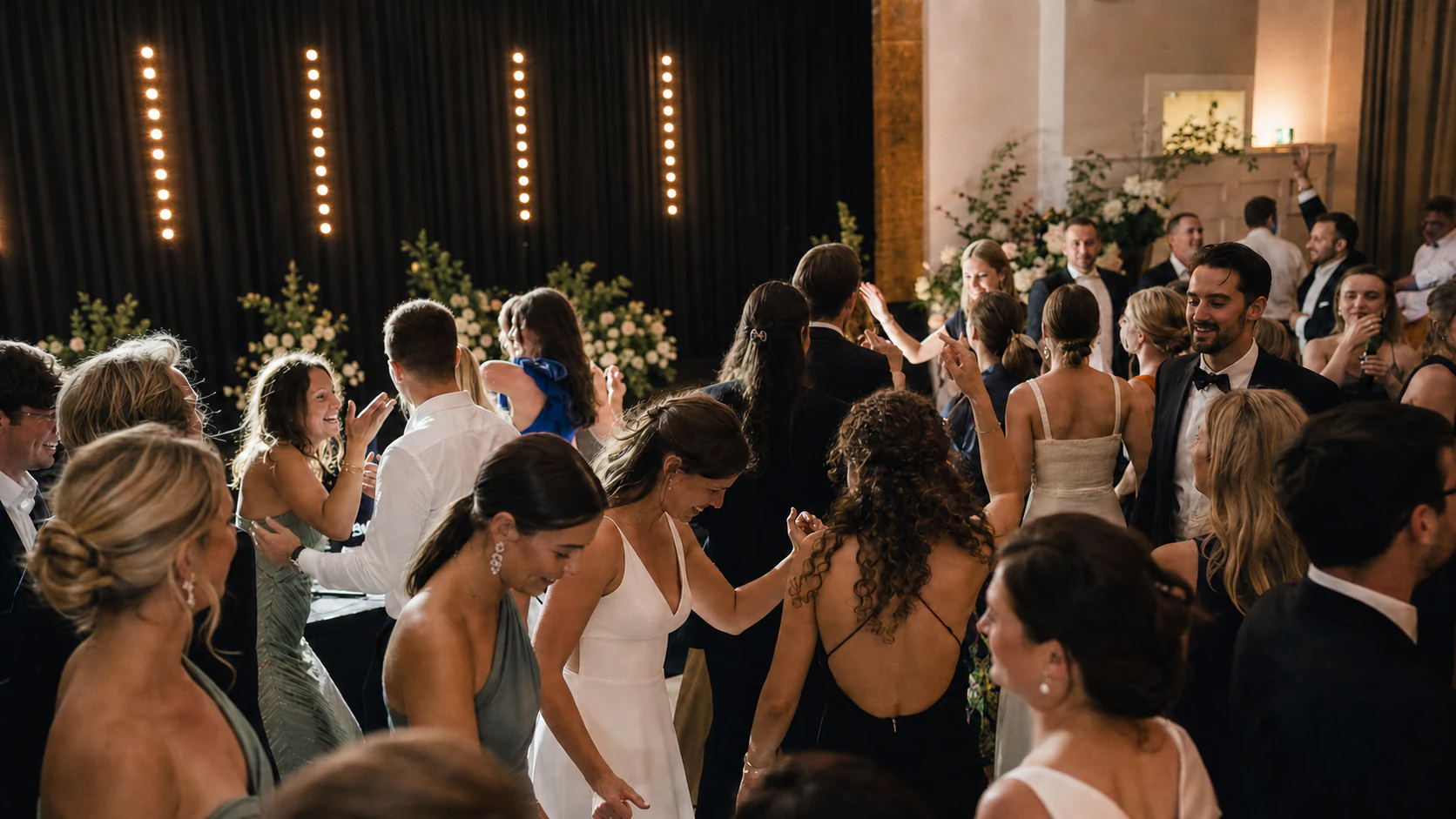 Hochzeitsparty mit voller Tanzfläche
